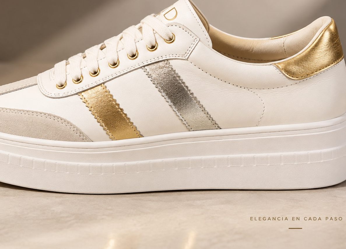 Zapatilla Áurea en cuero crema con franjas oro y plata