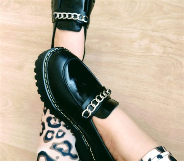 Mocasín negro cadena