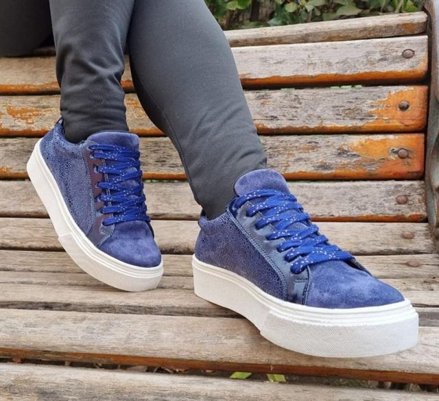 Zapatilla azul gamuza