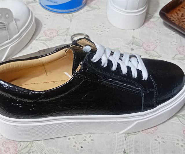 Zapatilla negra croco