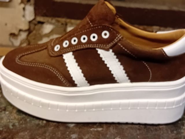 Zapatilla café retro