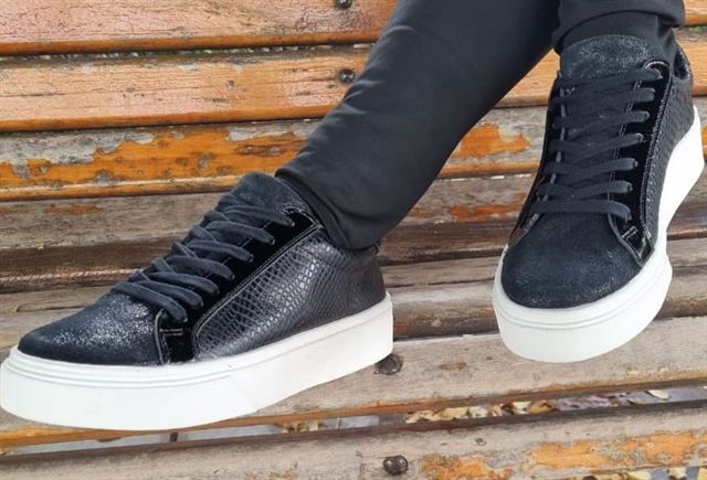 Zapatilla negra texturizada